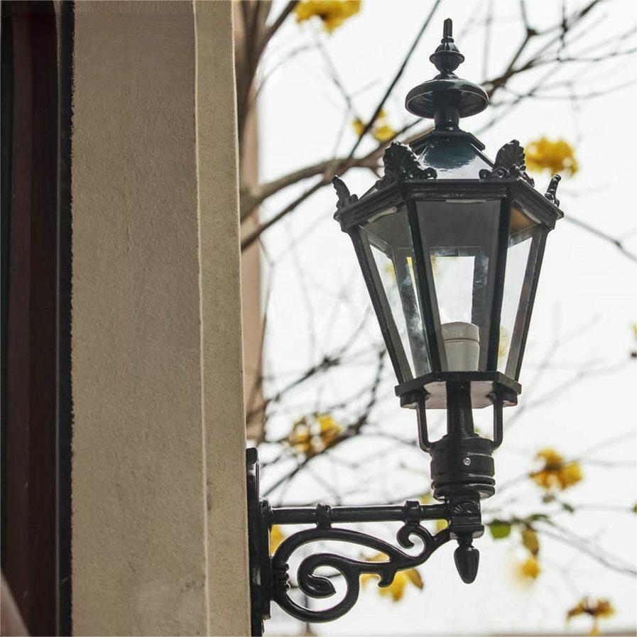 Réverbère antique de style européen à l'extérieur de la lumière de lanterne fixée au mur